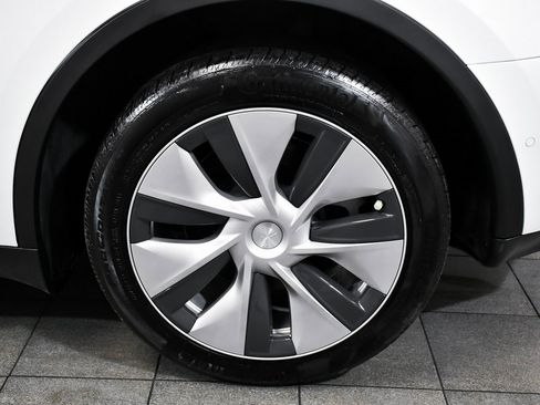 Used 2022 Tesla Model Y Long Range image 8