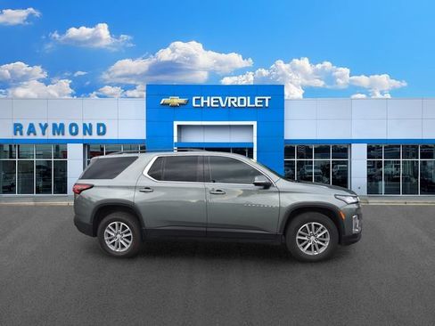 Used 2023 Chevrolet Traverse LT FWD image 2
