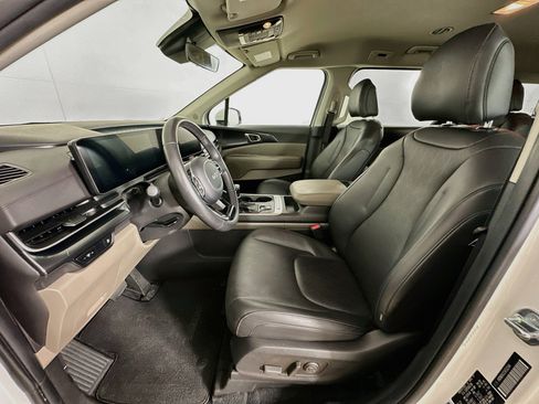 Used 2025 Kia Carnival FWD image 13