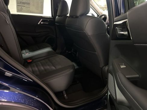 New 2025 Mitsubishi Outlander SE image 11