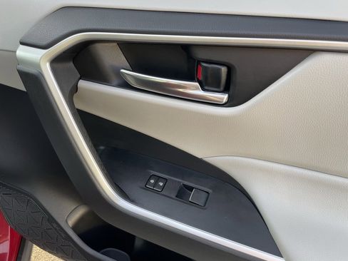 Used 2021 Toyota RAV4 XLE Premium image 30