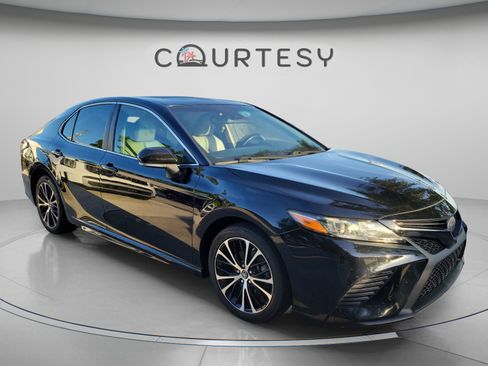 Used 2018 Toyota Camry SE w/ Convenience Package FWD image 5