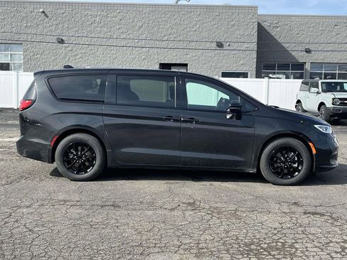 Used 2023 Chrysler Pacifica Limited w/ Uconnect Theater Family Group image 2