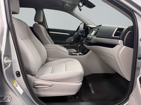 Used 2018 Toyota Highlander LE image 11