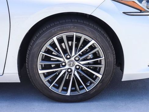Used 2024 Lexus ES 300h w/ Premium Package FWD image 9
