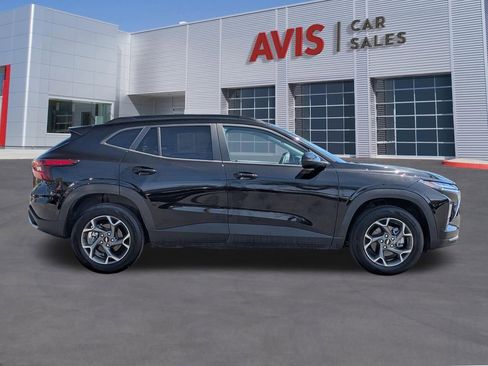 Used 2025 Chevrolet Trax LT w/ LT Convenience Package image 5