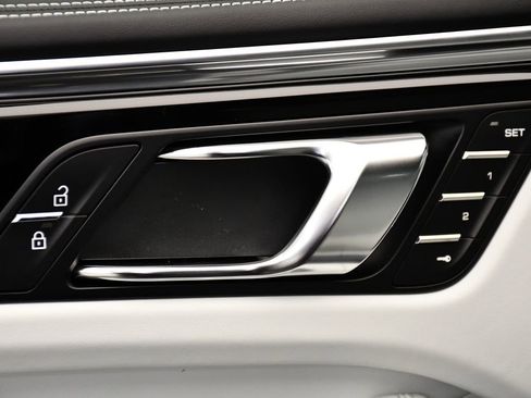 Certified 2025 Porsche Macan image 37