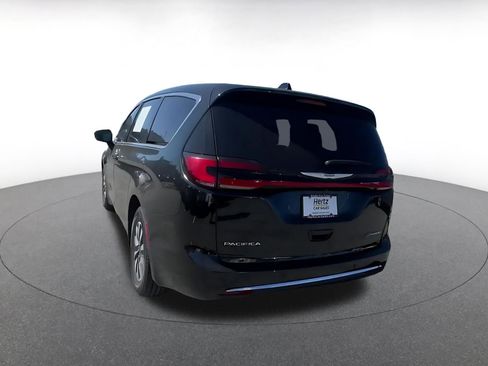 Used 2023 Chrysler Pacifica Touring-L image 11
