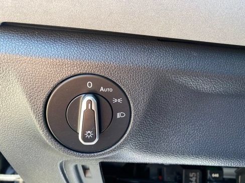 Used 2025 Volkswagen Jetta SE FWD image 8