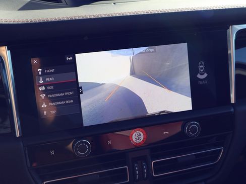 Certified 2025 Porsche Macan image 19