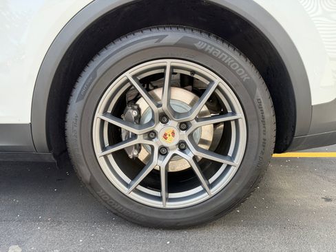 Certified 2025 Porsche Cayenne AWD/4WD image 10