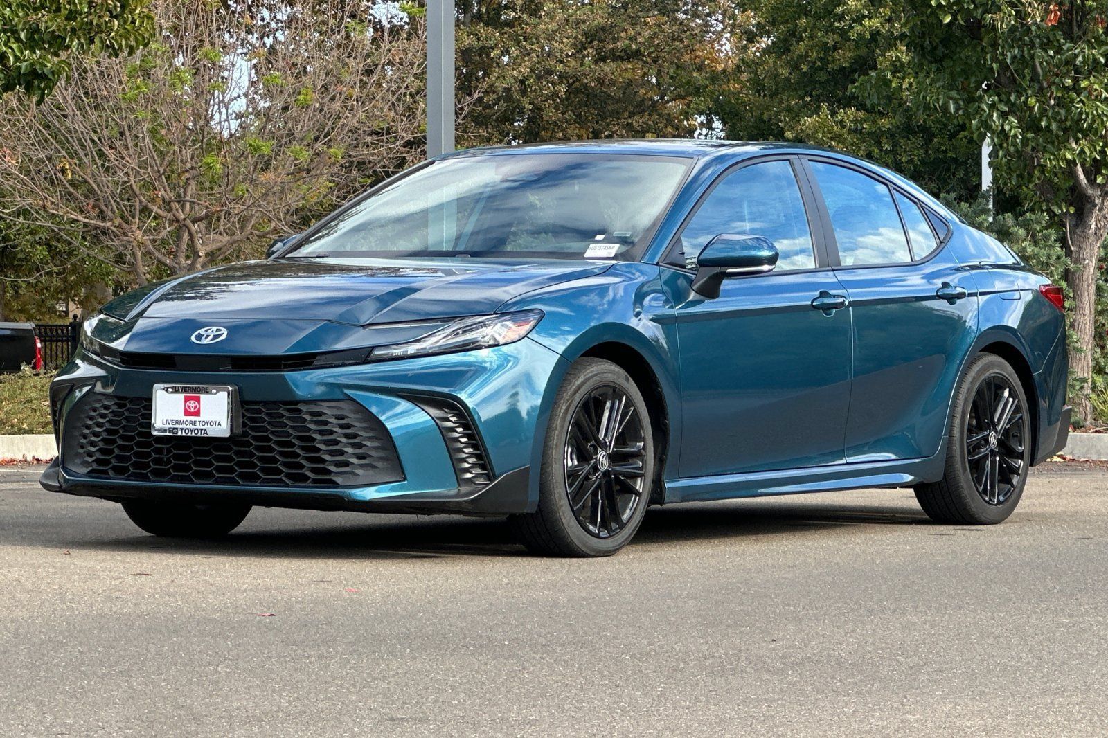 Used 2025 Toyota Camry SE FWD image 8