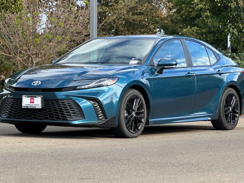 Used 2025 Toyota Camry SE FWD image 8