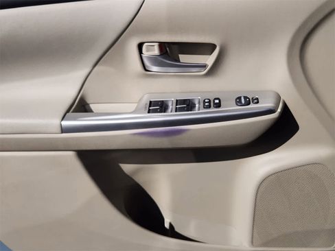 Used 2014 Toyota Prius V Five image 22