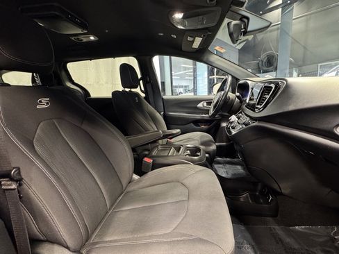 Used 2018 Chrysler Pacifica Touring Plus w/ S Appearance Package image 30