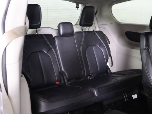 Used 2024 Chrysler Pacifica Touring-L image 30