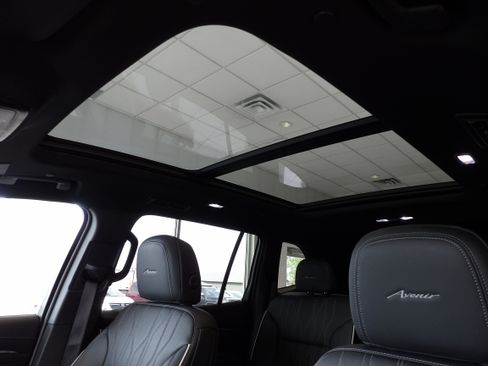 Used 2025 Buick Enclave Avenir w/ Super Cruise Package image 17