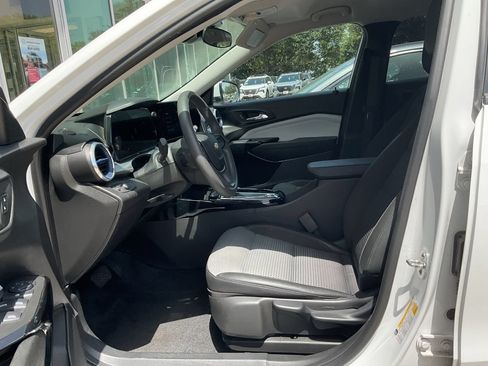 Used 2025 Chevrolet Trax LT FWD image 8