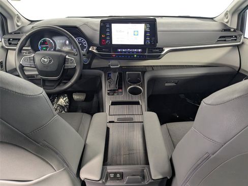 Used 2024 Toyota Sienna Limited image 35