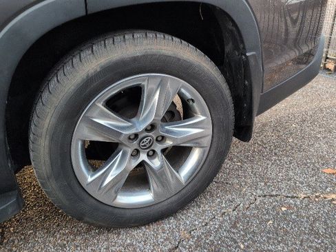 Used 2019 Toyota Highlander Limited image 6