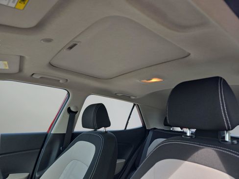 Used 2023 Hyundai Venue SEL FWD image 23