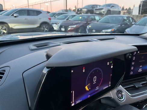 Used 2025 Chevrolet Trax LT image 34