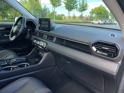 Certified 2025 Honda Pilot Touring image 34