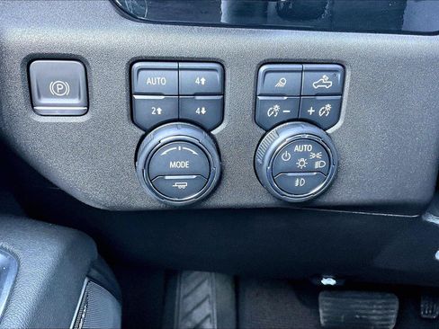 Used 2024 Chevrolet Silverado 2500 High Country w/ Technology Package AWD/4WD image 35