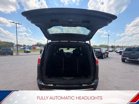 Used 2025 Chrysler Pacifica Select FWD image 9