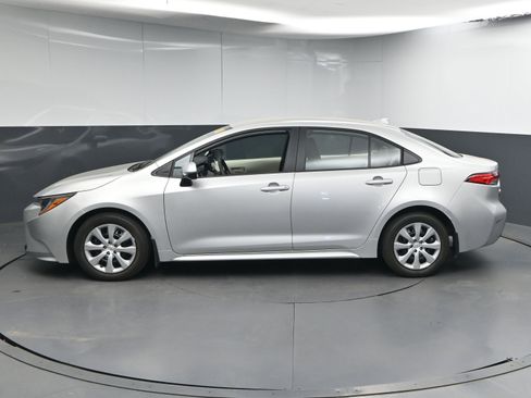 Used 2025 Toyota Corolla LE image 5