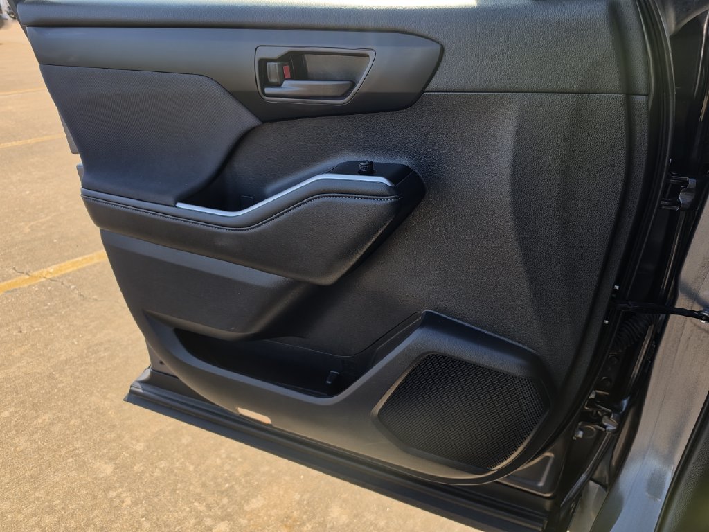 Used 2025 Toyota Highlander LE FWD image 26