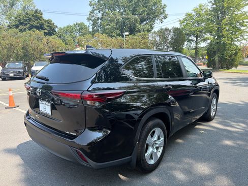 Used 2024 Toyota Highlander LE AWD/4WD image 7