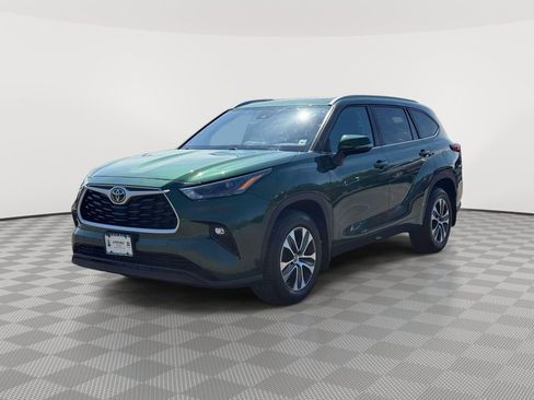 Used 2023 Toyota Highlander XLE AWD/4WD image 3