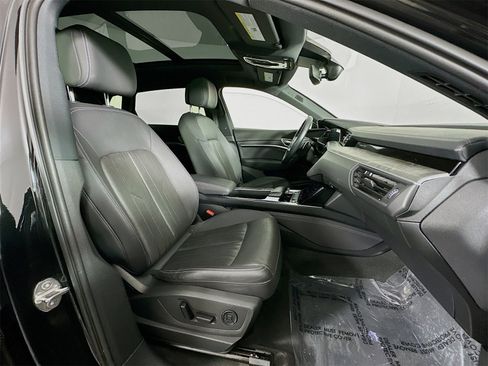 Used 2022 Audi e-tron Premium Plus w/ Premium Plus Package image 30