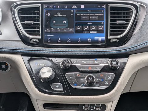 Used 2021 Chrysler Pacifica Touring-L w/ Uconnect Theater Family Group FWD image 13