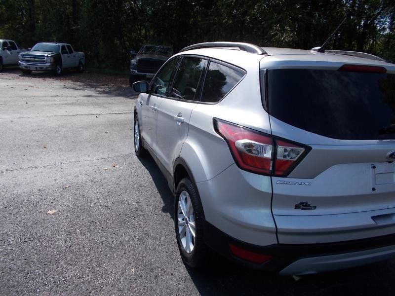 Used 2017 Ford Escape SE w/ Equipment Group 201A FWD image 4