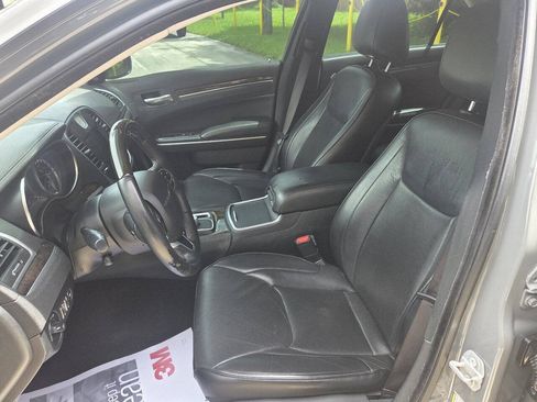 Used 2019 Chrysler 300 Limited RWD image 8