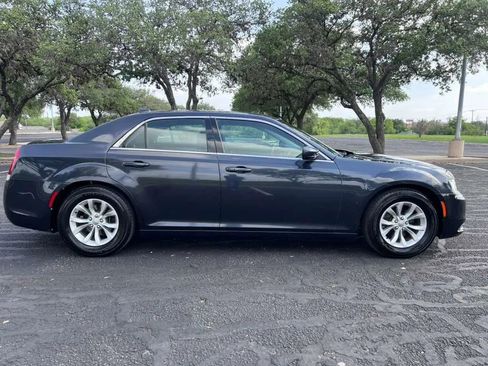 Used 2018 Chrysler 300 Touring RWD image 8