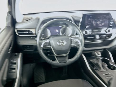 Used 2023 Toyota Highlander LE image 17