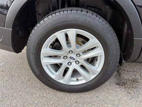 Used 2019 Ford Explorer XLT image 32