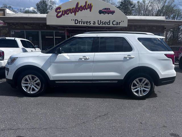 Used 2018 Ford Explorer XLT AWD/4WD image 2