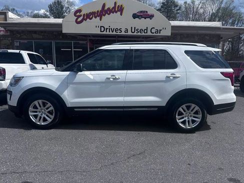 Used 2018 Ford Explorer XLT image 2
