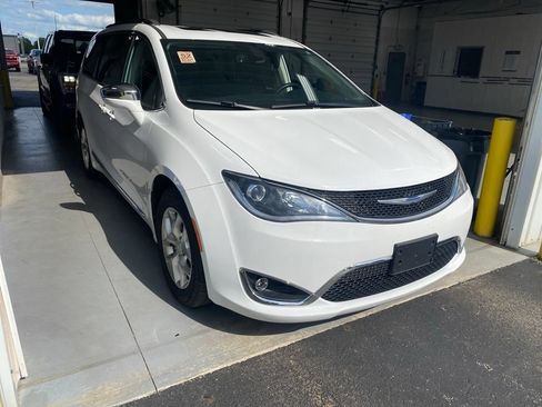 Used 2020 Chrysler Pacifica Limited FWD image 1