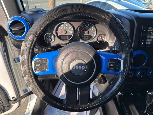 Used 2017 Jeep Wrangler Unlimited Rubicon w/ Connectivity Group image 31