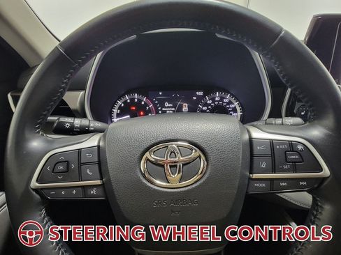 Used 2023 Toyota Highlander XLE FWD image 18