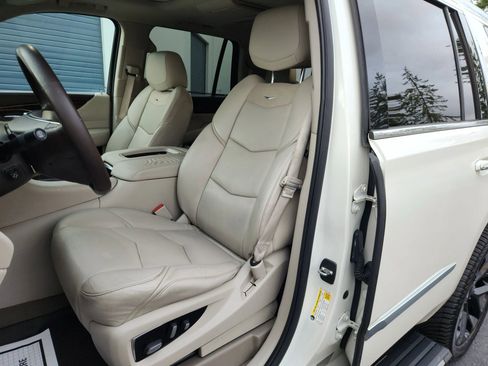 Used 2015 Cadillac Escalade Premium image 7