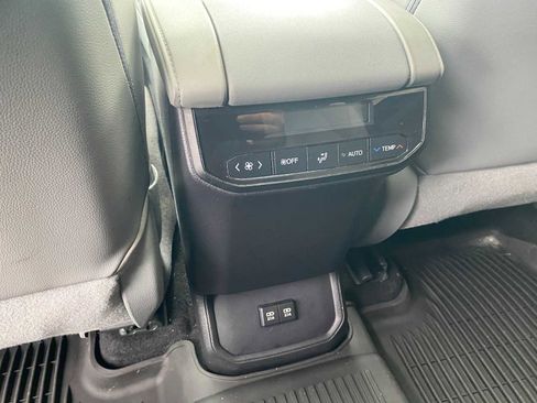 Used 2020 Toyota Highlander XLE AWD/4WD image 32
