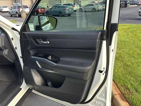 Used 2024 Nissan Pathfinder SL image 12