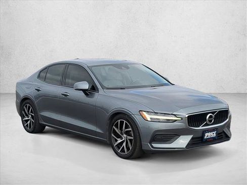 Used 2020 Volvo S60 T5 Momentum image 3