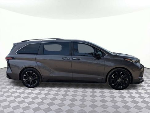 Used 2021 Toyota Sienna XSE image 2